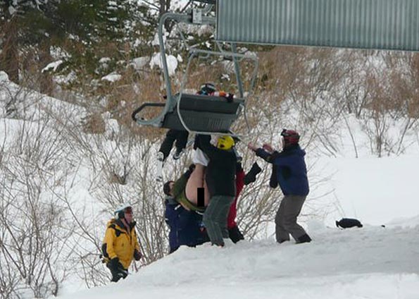 Intercambio EUA - Esquiador Fica Pelado Pendurado em Teleferico de Esqui
